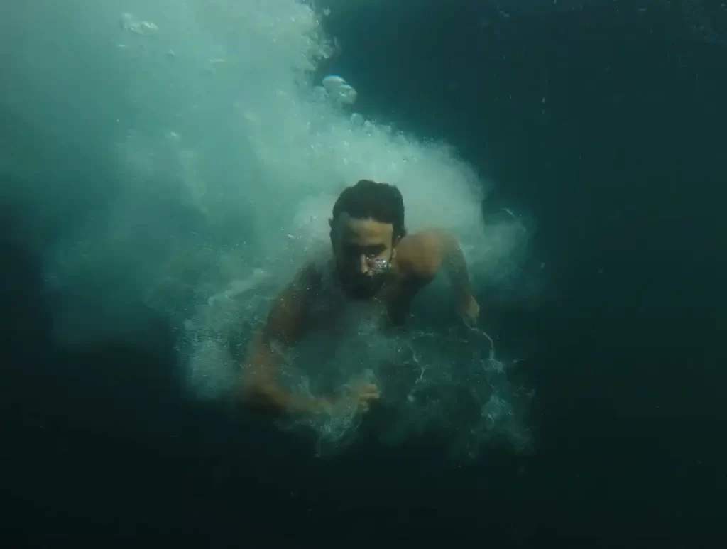 persona bajo el agua representando la sensación de ansiedad sin motivo aparente