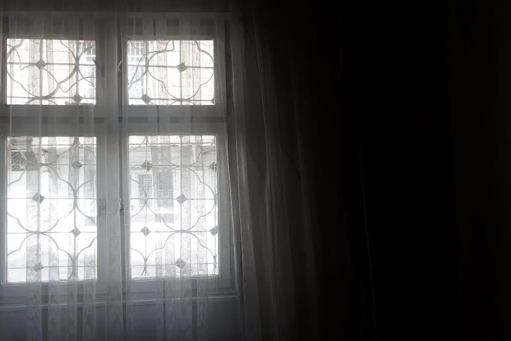 Habitación a oscuras con la ventana iluminada: ansiedad nocturna