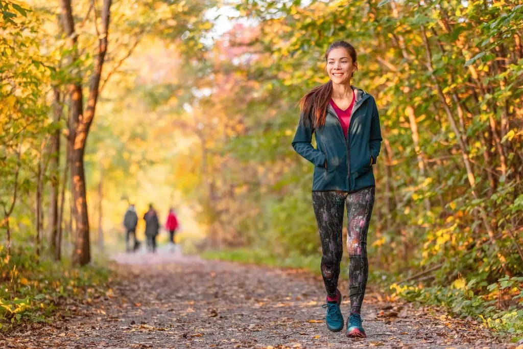 Persona caminando sola: recuperar el propio espacio para superar la dependencia emocional