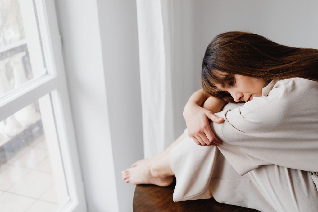 Persona pensativa con bloqueo emocional, incapaz de expresar lo que siente
